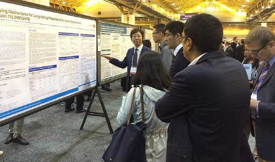 권세창 한미약품 부사장(왼쪽 첫번째)이 10일부터 14일까지 미국 뉴올리언스에서 열린 미국 당뇨병학회에서 주요 연구결과를 소개하고 있다. 한미약품 제공